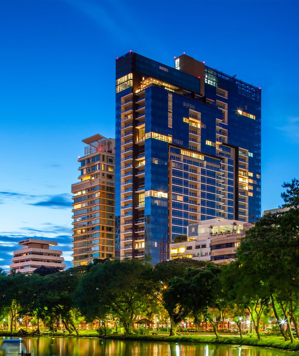185 Rajadamri facade lit at night